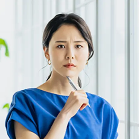悩んでいる女性インタビュアーの写真