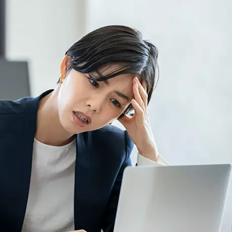 原稿に満足できない女性ライターの写真
