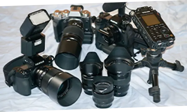 カメラやレコーダーなどの取材機材の写真